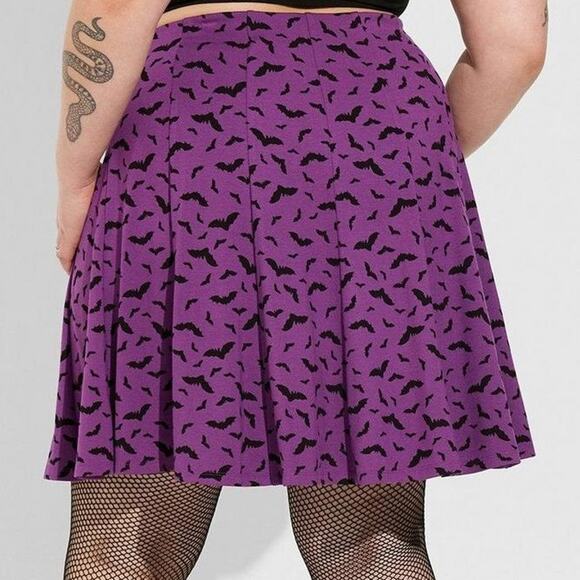 Torrid 6 (6X 30) Purple Bat Print Halloween Punk Gothic Mini Ponte Seamed Skirt - Picture 3 of 3